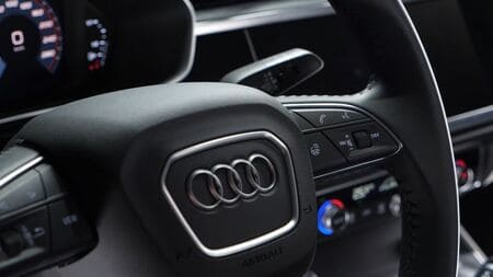 Кнопки управления мультимедиа и подогревом руля Audi Q3