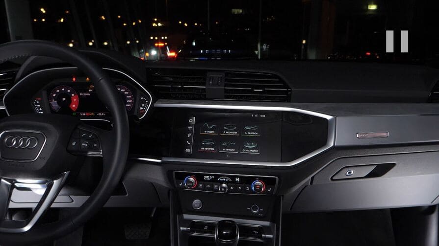 Стандартная приборная панель Audi Q3