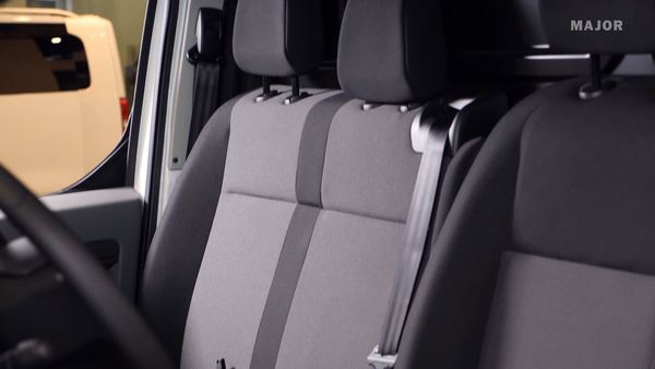 Передние сидения Opel Vivaro