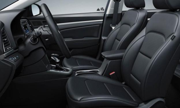 просторный, комфортный и благоустроенный салон Hyundai Elantra