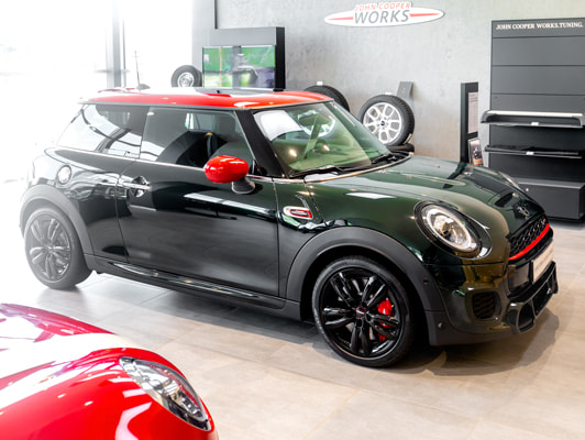 MINI John Cooper Works в центре внимания