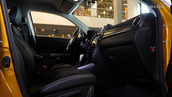 Вид салона от двери пассажира Suzuki Vitara