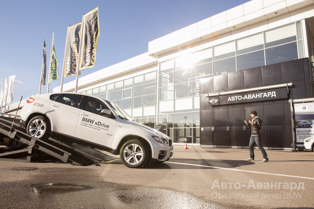 Автосалон авангард авто. Авто-Авангард BMW Новорижское шоссе. Автоавангард. Авангард машина. Автоавангард БМВ новая Рига.